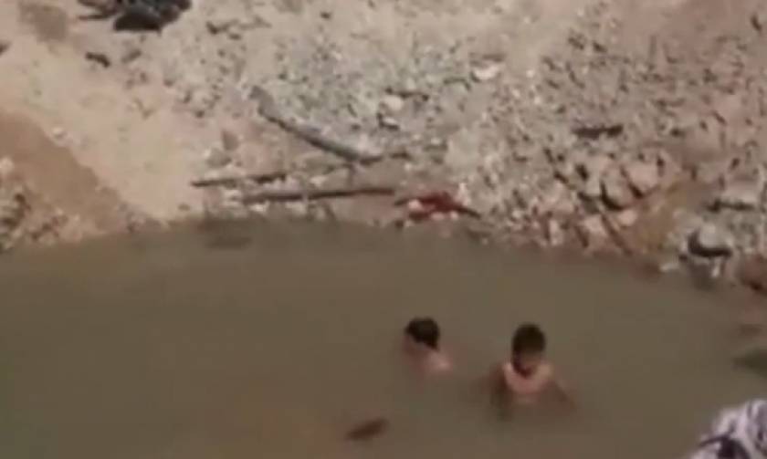 Η ελπίδα αναδύεται μέσα από λουτρό αίματος στο Χαλέπι: Παιδιά κολυμπούν σε κρατήρες από βόμβες (vid)