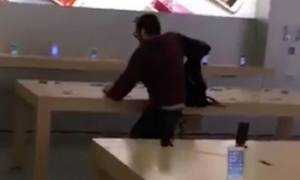 Απίστευτο βίντεο: Μπήκε μέσα σε κατάστημα και έσπασε όλα τα iPhone που βρήκε μπροστά του!