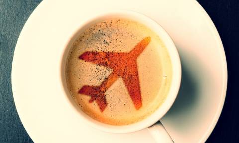 Προσοχή: Να γιατί δεν πρέπει να παραγγέλλετε καφέ στο αεροπλάνο!