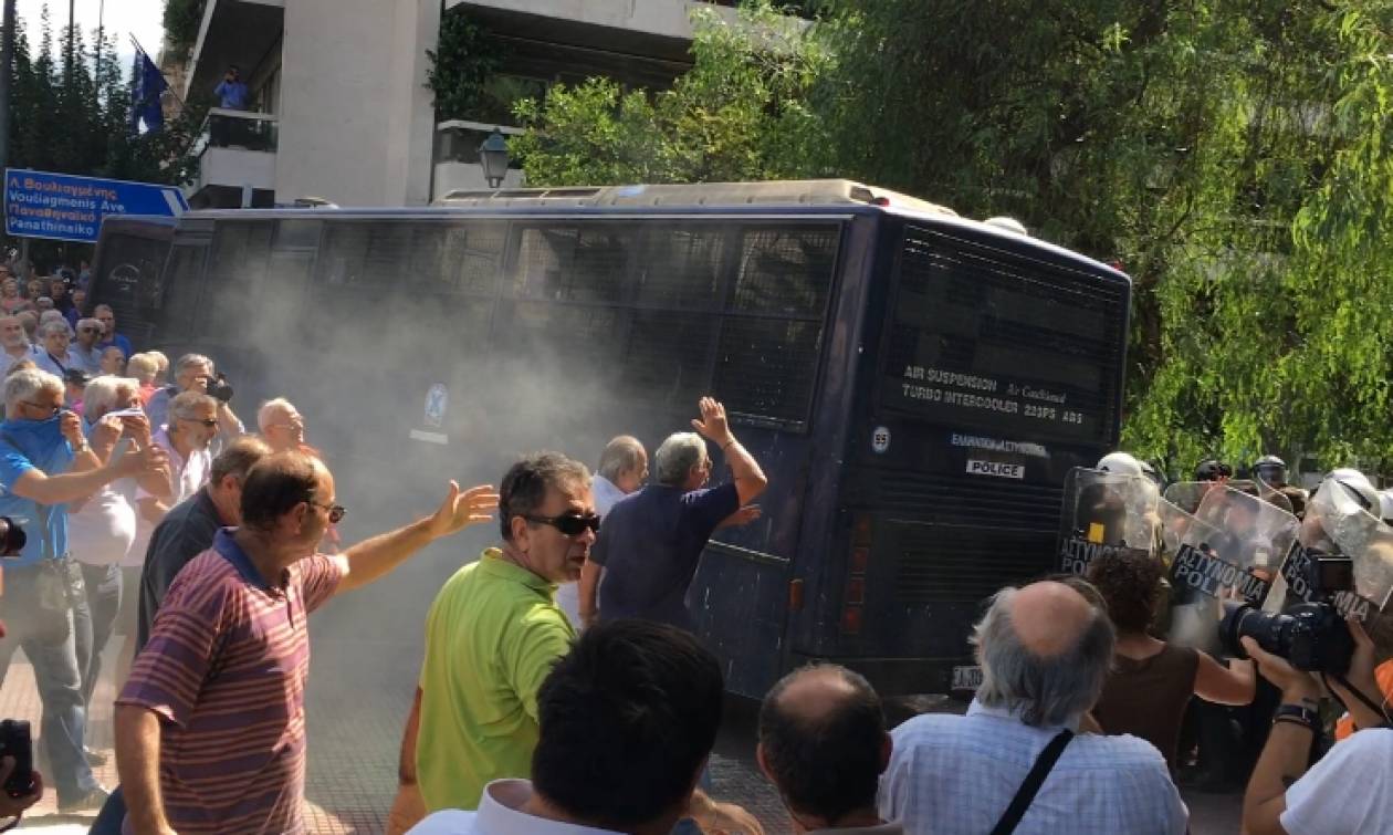 Ένταση και χημικά στην πορεία των συνταξιούχων (pics & vids)