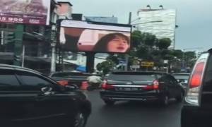 Σάλος με σκληρό πορνό σε γιγαντοοθόνη στο κέντρο της πόλης (videos)
