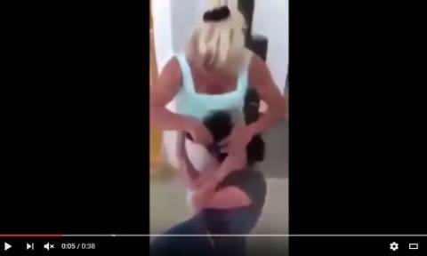 Σοκάρει το βίντεο μητέρας που ξυρίζει το κεφάλι της κόρης της ως τιμωρία για bullying σε καρκινοπαθή