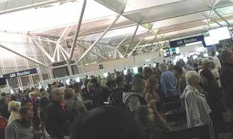 Χάος σε αεροδρόμιο του Λονδίνου: Ουρά 5.000 ανθρώπων στον έλεγχο διαβατηρίων! (vid)