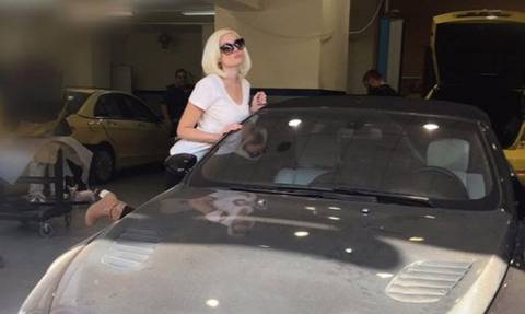Βίντεο: Η Τζούλια Αλεξανδράτου παραλίγο να καεί ζωντανή μέσα στο πολυτελές αυτοκίνητό της!