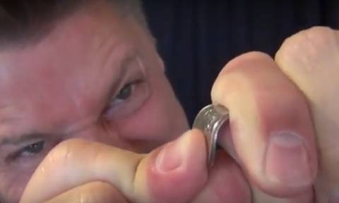 Το τέλειο τρικ... Δείτε πώς θα λυγίσετε ένα κέρμα με τα δάχτυλά σας... (video)