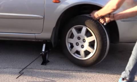 Εμεινε το αυτοκίνητo από μπαταρία; Δείτε πώς θα το βάλετε μπροστά με ένα σχοινί... (video)