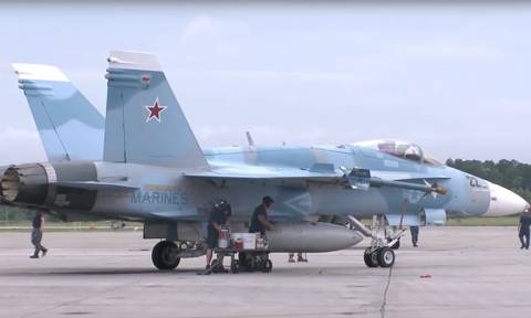 «Προβοκάτσια;» Αεροσκάφη των ΗΠΑ με ρωσικά χρώματα βάζουν «φωτιά» σε θεωρίες συνομωσίας (Pics)