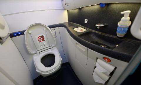 Αδιανόητη φρίκη: Νεκρό βρέφος βρέθηκε σε τουαλέτα αεροσκάφους