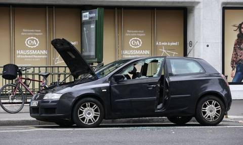 Συναγερμός στη Γαλλία: Βρέθηκε βόμβα σε αυτοκίνητο σε κεντρικό δρόμο στο Παρίσι (Pics)