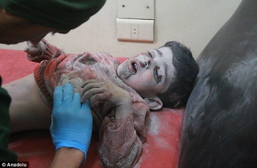 Εικόνες φρίκης στη Συρία: Πρελούδιο θανάτου για χιλιάδες αθώα παιδιά (ΠΡΟΣΟΧΗ! ΣΚΛΗΡΕΣ ΕΙΚΟΝΕΣ!)