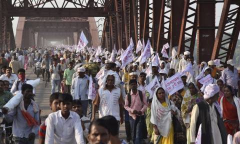 Ινδία: Χάος και σκηνές πανικού σε θρησκευτική συγκέντρωση - Τουλάχιστον 19 νεκροί