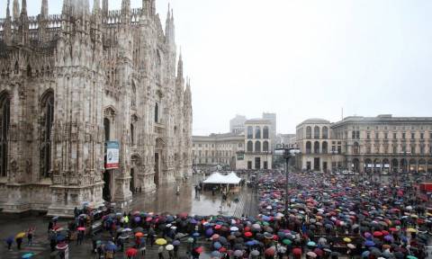Ρίγη συγκίνησης στο τελευταίο αντίο χιλιάδων Ιταλών στον Ντάριο Φο (Pics+Vids)