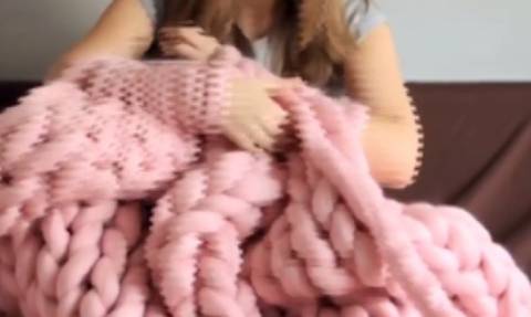 Αν δείτε πώς πλέκει κουβέρτα αυτή η κοπέλα θα τα χάσετε... (Video)