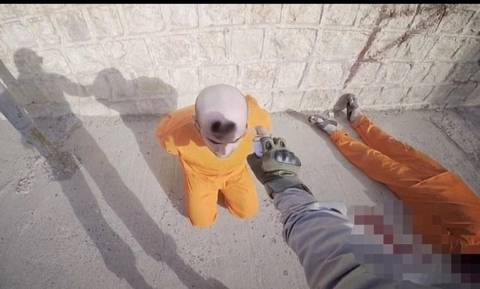 Νεό βίντεο φρίκης από τους τζιχαντιστές: Σημαδεύουν κρατούμενους με σπρέι πριν τους εκτελέσουν
