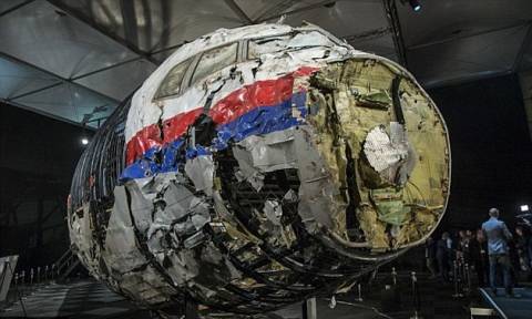 Φρικιαστικές εικόνες από τη μοιραία πτήση MH17 (Pics+Vids)