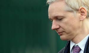 Wikileaks: Έκοψαν την πρόσβαση του Ασάνζ στο διαδίκτυο για να προστατεύσουν τη Χίλαρι Κλίντον