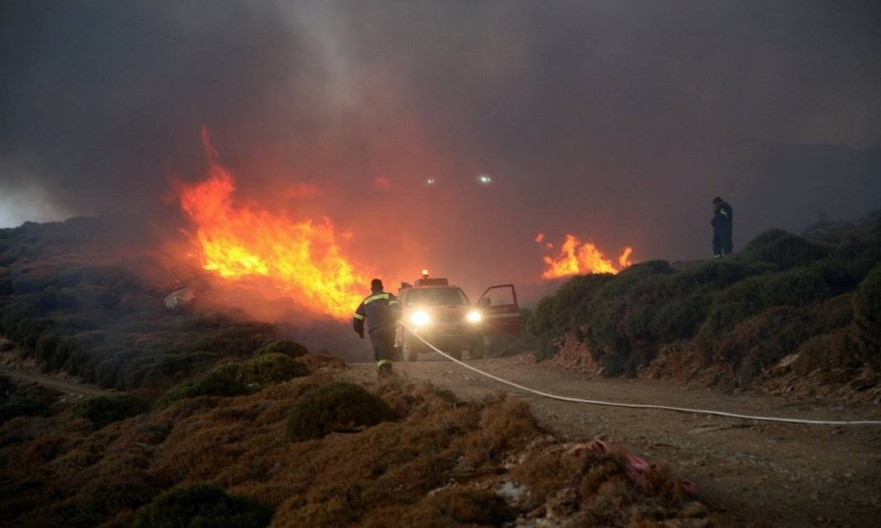 Μεγάλη φωτιά στην Άνδρο - Απειλούνται κατοικίες (pics)