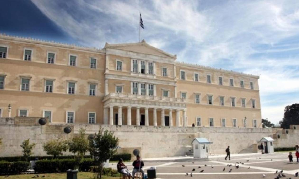 Πρώην υπουργός ενεπλάκη σε τροχαίο έξω από τη Βουλή