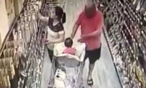 Ο χειρότερος εφιάλτης: Επιχείρησαν να της κλέψουν το παιδί μπροστά στα μάτια της! (vid)