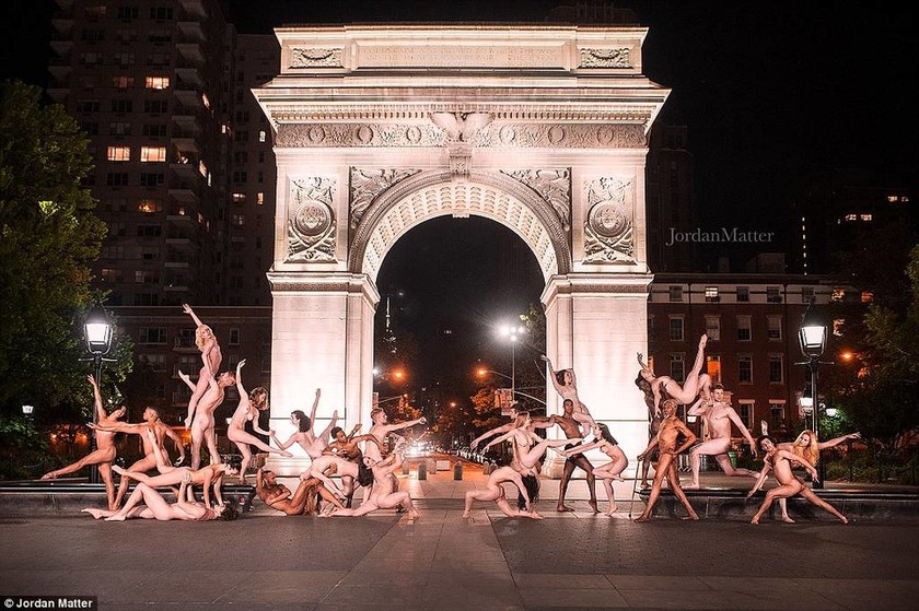 Ολόγυμνοι χορευτές ποζάρουν νύχτα σε ολόκληρο τον πλανήτη και αναστατώνουν (video+photos)
