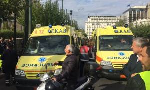 Εργαζόμενοι του ΕΚΑΒ απέκλεισαν την είσοδο της Βουλής με ασθενοφόρα (photo - video)