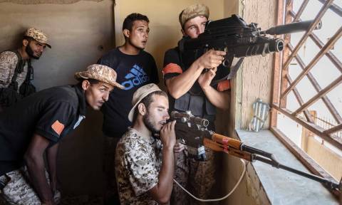 Λιβύη: Σφοδρές μάχες σπίτι με σπίτι στη Σύρτη – Απελευθερώθηκαν πέντε ξένοι όμηροι του ISIS (Vid)