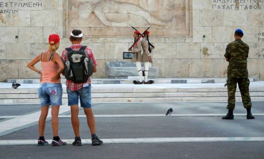 «Μαραζώνει» και ο τουρισμός - Αρνητικό ρεκόρ δεκαετίας στα έσοδα για την Ελλάδα