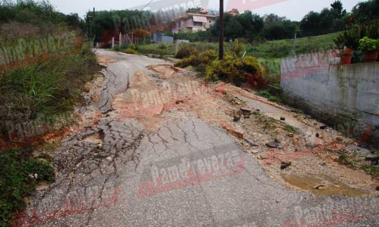 Κακοκαιρία - Πρέβεζα: «Ποτάμια» οι δρόμοι, πλημμύρισαν σπίτια και ξενοδοχεία (pic)