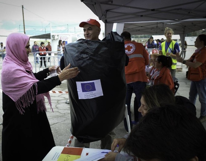 Χειμερινά είδη σε πρόσφυγες και μετανάστες διένειμε ο Ελληνικός Ερυθρός Σταυρός