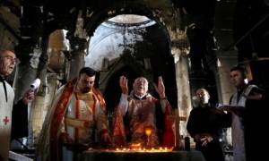 Ιράκ: Σε μια μισοκαμένη εκκλησία κοντά στη Μοσούλη προσεύχονται και πάλι οι χριστιανοί (pics)