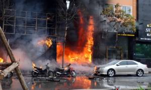 Τραγωδία στο Βιετνάμ: Τουλάχιστον 13 νεκροί από πυρκαγιά σε μπαρ (videos+photos)