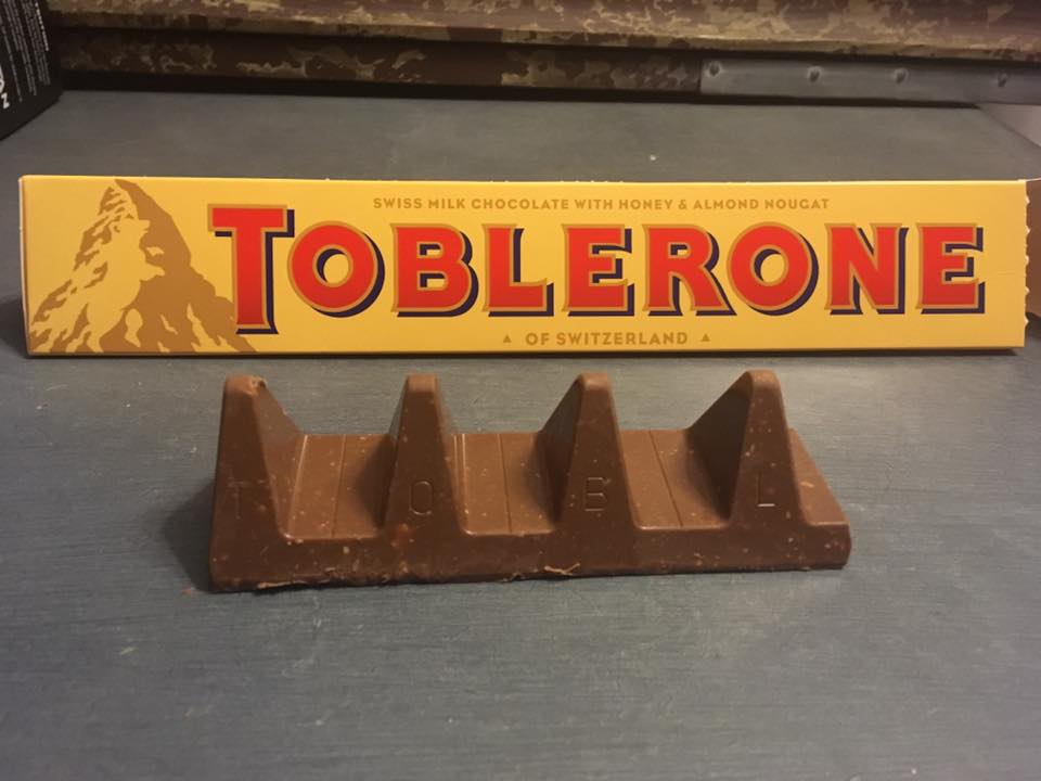 Пирамида из упаковок Toblerone