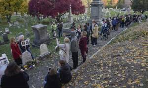 Εκλογές ΗΠΑ: Γιατί χιλιάδες ψηφοφόροι κάνουν ουρά σε αυτόν τον τάφο; (Vids)