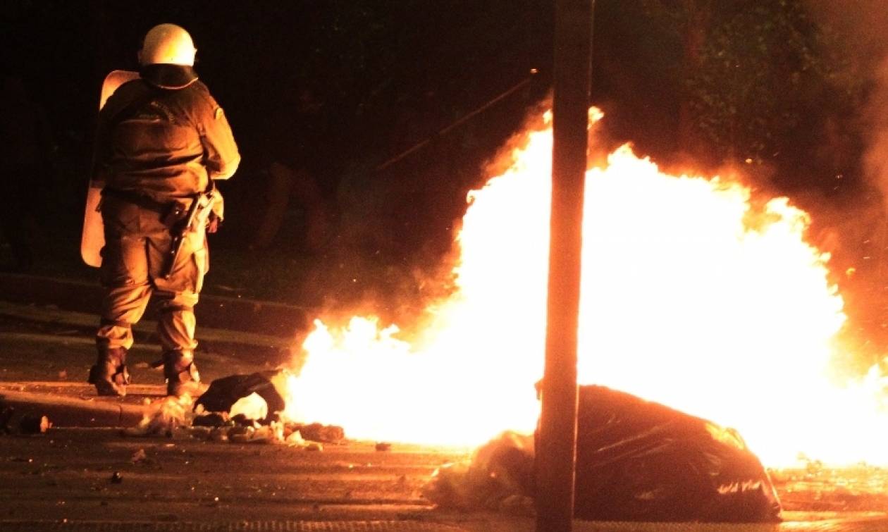 Μια ακόμα νύχτα επεισοδίων στο κέντρο της Αθήνας - Μολότοφ και καμένα αυτοκίνητα