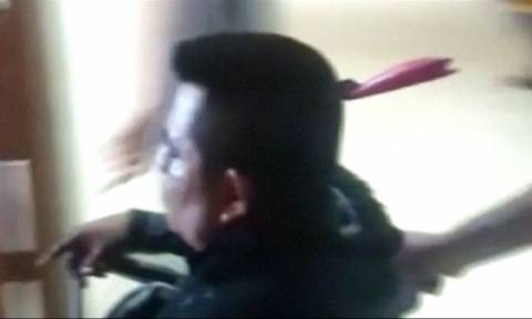 Βίντεο σοκ: Περπάτησε μέχρι το νοσοκομείο με ένα μαχαίρι καρφωμένο στο κεφάλι του!