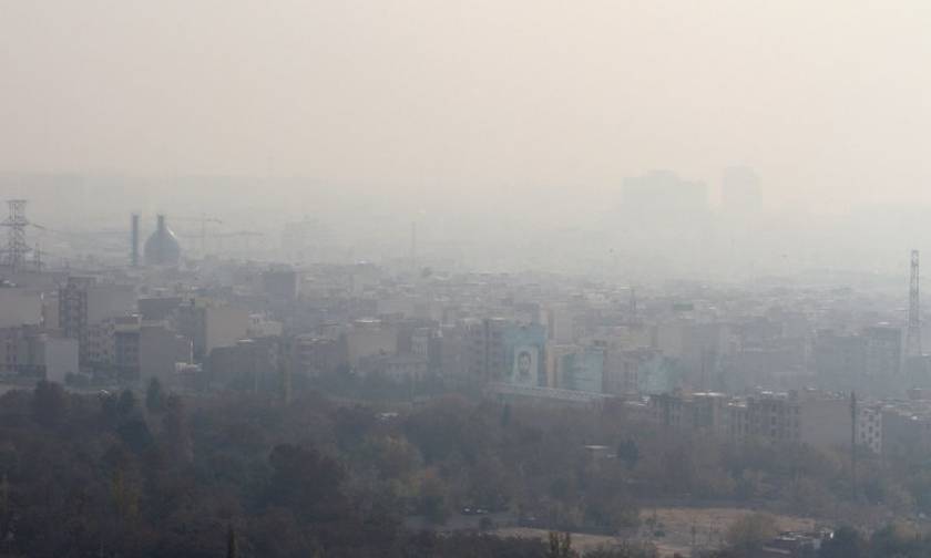 Ιράν: «Θερίζει» η αιθαλομίχλη την Τεχεράνη - Ξεπέρασαν τους 400 οι νεκροί από τη ρύπανση