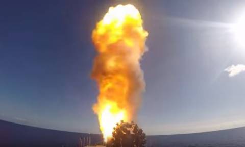 Φωτιά και μέταλλο: Το ρωσικό αεροπλανοφόρο Κουζνέτσοφ βομβαρδίζει τον ISIS στη Συρία (Vids)
