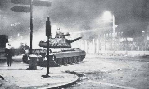Σαν σήμερα το 1973 το άρμα εισέβαλε στο Πολυτεχνείο καταστέλλοντας την εξέγερση