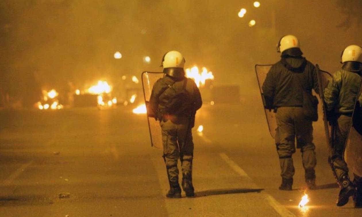 Επεισόδια Πολυτεχνείο: Έκαιγαν ό, τι έβρισκαν οι κουκουλοφόροι (vid)