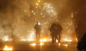 Πεδίο μαχών η Ελλάδα: Οι κουκουλοφόροι αμαύρωσαν την επέτειο του Πολυτεχνείου (pics+vids)