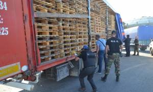 Μυτιλήνη: Διαδήλωση ιδιοκτητών φορτηγών για τους εγκλωβισμένους μετανάστες στο νησί