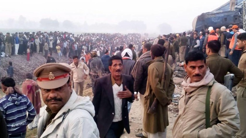 Τραγωδία στην Ινδία: Δεκάδες οι νεκροί και οι τραυματίες του σιδηροδρομικού δυστυχήματος (Pics+Vids)