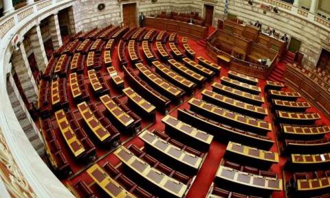 Προϋπολογισμός 2017: Κατατέθηκε στη Βουλή -  Νέα βάρη στις πλάτες των Ελλήνων