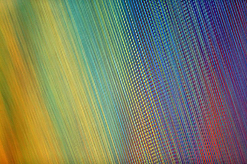 Αυτό το «παγιδευμένο» ουράνιο τόξο είναι φτιαγμένο από χιλιάδες χρωματιστές κλωστές (Pics) 