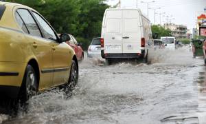ΤΩΡΑ: Ισχυρή βροχόπτωση στην Αττική - Κυκλοφοριακό χάος
