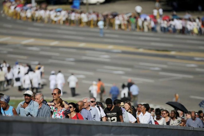 ΦΙντελ Κάστρο: Ξεκίνησαν οι τελετές στη μνήμη του με 21 κανονιοβολισμούς (pics)