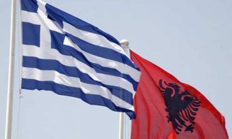 Αλβανοί εισέβαλαν σε σπίτι και κατέβασαν την ελληνική σημαία (vid)