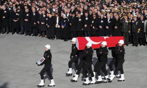 Κωνσταντινούπολη: Οργή και θρήνος στην κηδεία των αστυνομικών (Pics)