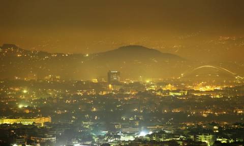 Η αιθαλομίχλη εμφανίστηκε ξανά και «πνίγει» Αθήνα και Πειραιά