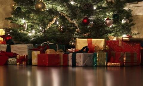 Σοκ: Η κρυφή κάμερα στο χριστουγεννιάτικο δέντρο αποκάλυψε την κακοποίηση της κόρης του